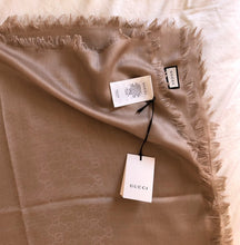 Afbeelding in Gallery-weergave laden, Gucci Beige Monogram Scarf
