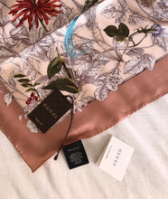 Afbeelding in Gallery-weergave laden, Gucci silk scarf
