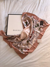 Afbeelding in Gallery-weergave laden, Gucci silk scarf
