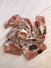 Afbeelding in Gallery-weergave laden, Gucci silk scarf
