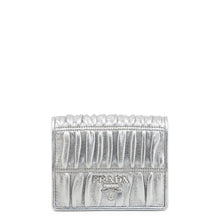 Afbeelding in Gallery-weergave laden, Prada zilver flap wallet
